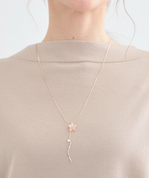 SHOO・LA・RUE(シューラルー)の「フラワーモチーフY字ネックレス(ネックレス・レディース・ピンクゴールド/シルバー/ゴールド・00)」の8枚目の写真
