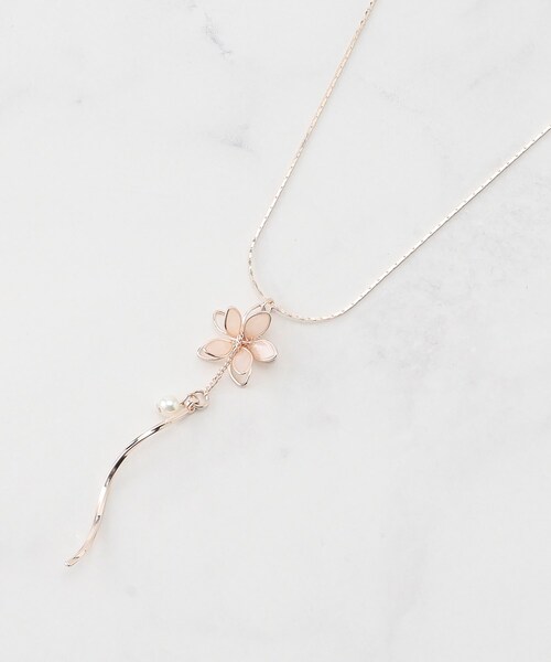 SHOO・LA・RUE(シューラルー)の「フラワーモチーフY字ネックレス(ネックレス・レディース・ピンクゴールド/シルバー/ゴールド・00)」の7枚目の写真
