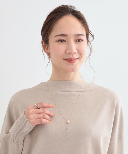 SHOO・LA・RUE(シューラルー)の「フラワーモチーフY字ネックレス(ネックレス・レディース・ピンクゴールド/シルバー/ゴールド・00)」の4枚目の写真