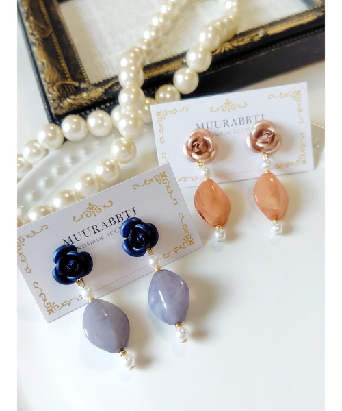 tone（トーン）の「【MUURABBTI】薔薇とマーブルビーズのピアス(MA)（ピアス（両耳用）・レディース・ブルー/ピンク・FREE）」の5枚目の写真