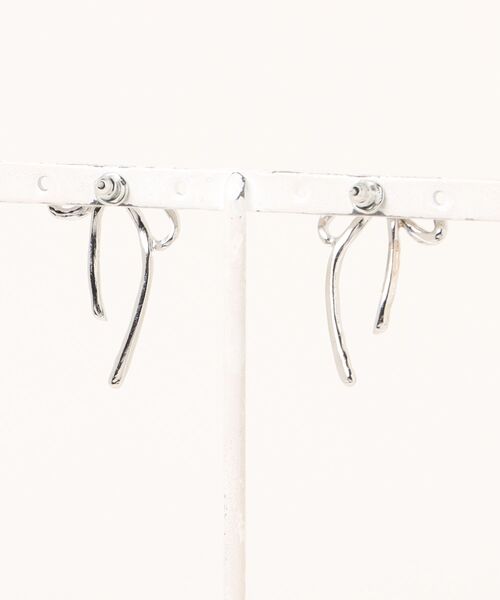Anthe(アンテ)の「【Anthe】リボンピアス / ant-000015(ピアス(両耳用)・レディース・シルバー/ブラック/ゴールド・FREE)」の4枚目の写真