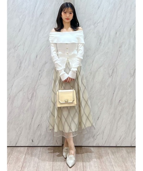 MERCURYDUO（マーキュリーデュオ）の「2WAYオフショルリボンボタンニット（ニット/セーター・レディース・ブラック/オフホワイト/レッド・FREE）」の4枚目の写真