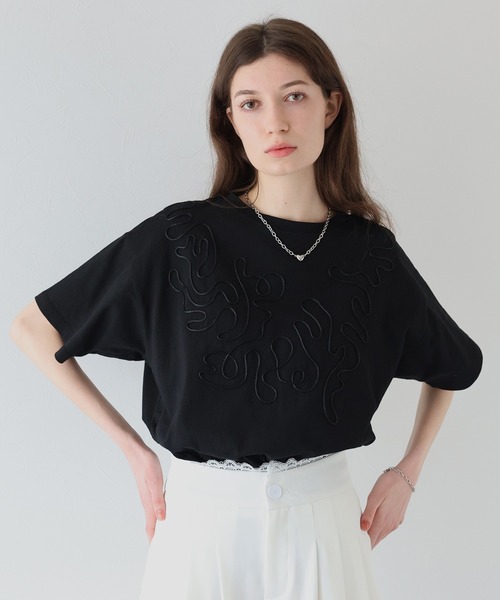 J by blue(ジェイバイブルー)の「コード刺繍Tシャツ(Tシャツ/カットソー・レディース・ホワイト/ブラック/ホワイト系・MEDIUM)」の1枚目の写真