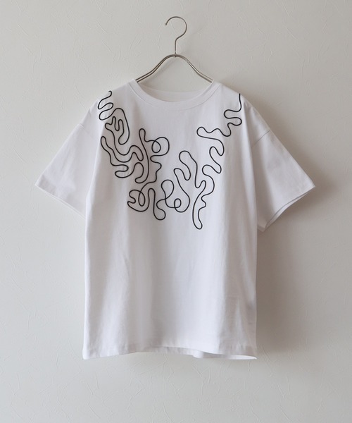 J by blue(ジェイバイブルー)の「コード刺繍Tシャツ(Tシャツ/カットソー・レディース・ホワイト/ブラック/ホワイト系・MEDIUM)」の6枚目の写真