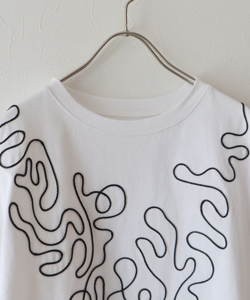 J by blue(ジェイバイブルー)の「コード刺繍Tシャツ(Tシャツ/カットソー・レディース・ホワイト/ブラック/ホワイト系・MEDIUM)」の7枚目の写真