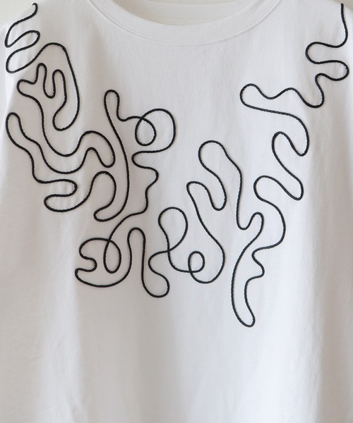 J by blue(ジェイバイブルー)の「コード刺繍Tシャツ(Tシャツ/カットソー・レディース・ホワイト/ブラック/ホワイト系・MEDIUM)」の9枚目の写真