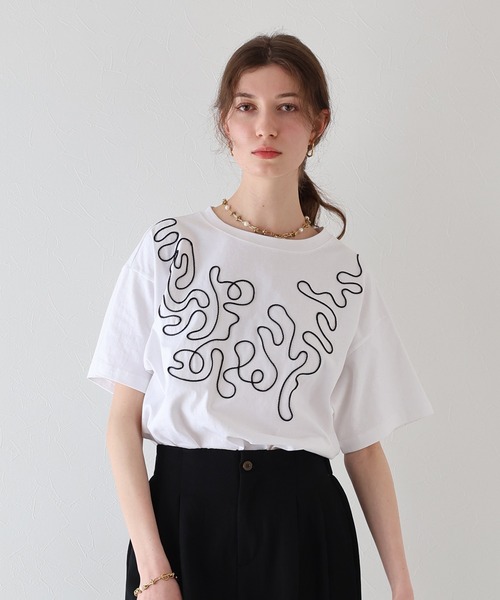 J by blue(ジェイバイブルー)の「コード刺繍Tシャツ(Tシャツ/カットソー・レディース・ホワイト/ブラック/ホワイト系・MEDIUM)」の15枚目の写真