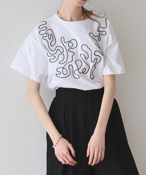 J by blue(ジェイバイブルー)の「コード刺繍Tシャツ(Tシャツ/カットソー・レディース・ホワイト/ブラック/ホワイト系・MEDIUM)」の16枚目の写真