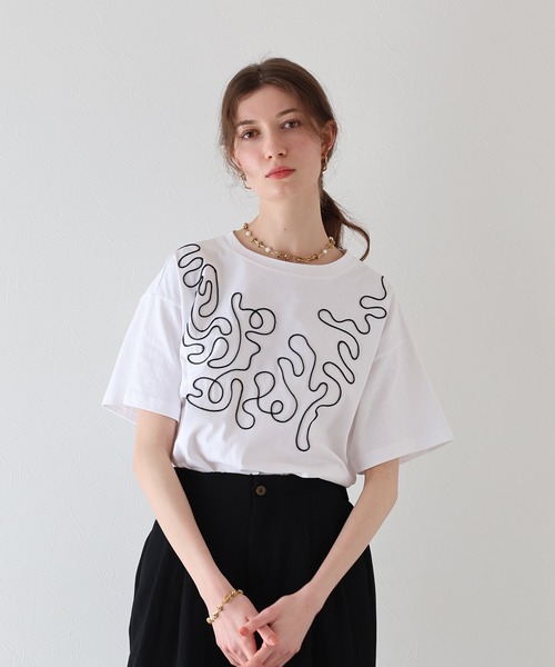 J by blue(ジェイバイブルー)の「コード刺繍Tシャツ(Tシャツ/カットソー・レディース・ホワイト/ブラック/ホワイト系・MEDIUM)」の17枚目の写真