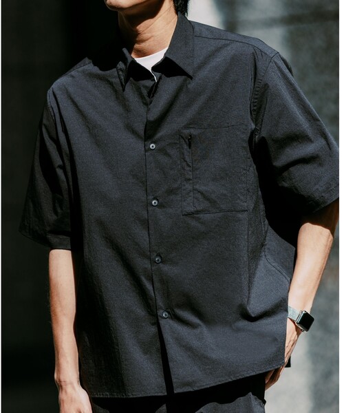 green label relaxing（グリーンレーベルリラクシング）の「WONDER CLOTH ジャストルーズ レギュラーカラー 半袖 シャツ -ストレッチ・接触冷感・吸水速乾-（シャツ/ブラウス・メンズ・ダークグレー/ブラック/ネイビー・XL/L/M/S）」の2枚目の写真