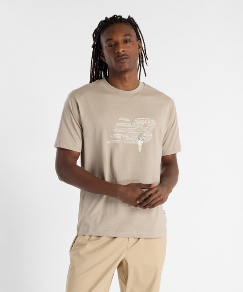 NEW BALANCE(ニューバランス)の「Chalk Board ショートスリーブTシャツ(Tシャツ/カットソー・メンズ・ブラック/グレイッシュベージュ・SMALL/MEDIUM/LARGE/X-LARGE/XX-LARGE)」の1枚目の写真