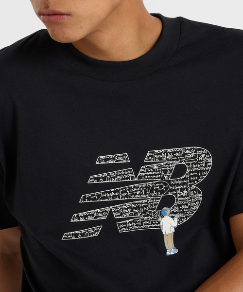 NEW BALANCE(ニューバランス)の「Chalk Board ショートスリーブTシャツ(Tシャツ/カットソー・メンズ・ブラック/グレイッシュベージュ・SMALL/MEDIUM/LARGE/X-LARGE/XX-LARGE)」の5枚目の写真