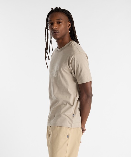 NEW BALANCE(ニューバランス)の「Chalk Board ショートスリーブTシャツ(Tシャツ/カットソー・メンズ・ブラック/グレイッシュベージュ・SMALL/MEDIUM/LARGE/X-LARGE/XX-LARGE)」の8枚目の写真