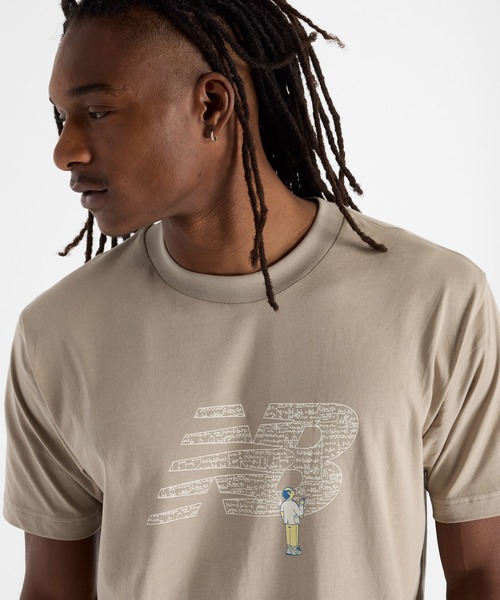 NEW BALANCE(ニューバランス)の「Chalk Board ショートスリーブTシャツ(Tシャツ/カットソー・メンズ・ブラック/グレイッシュベージュ・SMALL/MEDIUM/LARGE/X-LARGE/XX-LARGE)」の10枚目の写真