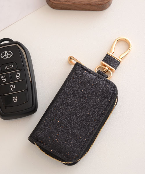 TONE SELECT GOODS（トーンセレクトグッズ）の「【float】シンプル スクエア ラメ キーケース【7色展開】(チェーン付き)（キーケース/キーアクセサリー・レディース・シルバー系1/ピンク系1/ブラウン系1/ブラック系1/ゴールド系1/ブラック系2/ピンク系2・FREE）」の2枚目の写真