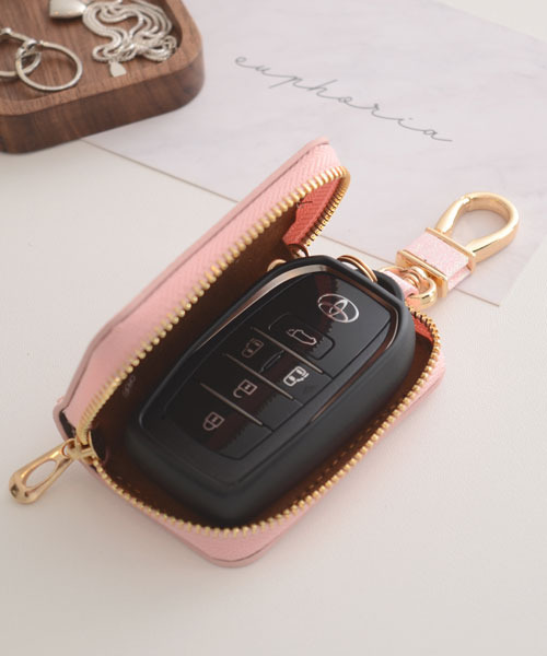 TONE SELECT GOODS（トーンセレクトグッズ）の「【float】シンプル スクエア ラメ キーケース【7色展開】(チェーン付き)（キーケース/キーアクセサリー・レディース・シルバー系1/ピンク系1/ブラウン系1/ブラック系1/ゴールド系1/ブラック系2/ピンク系2・FREE）」の4枚目の写真