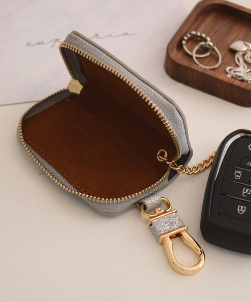 TONE SELECT GOODS（トーンセレクトグッズ）の「【float】シンプル スクエア ラメ キーケース【7色展開】(チェーン付き)（キーケース/キーアクセサリー・レディース・シルバー系1/ピンク系1/ブラウン系1/ブラック系1/ゴールド系1/ブラック系2/ピンク系2・FREE）」の6枚目の写真