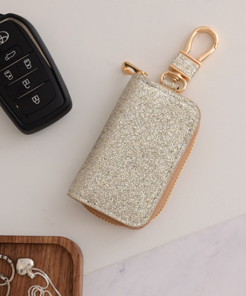TONE SELECT GOODS（トーンセレクトグッズ）の「【float】シンプル スクエア ラメ キーケース【7色展開】(チェーン付き)（キーケース/キーアクセサリー・レディース・シルバー系1/ピンク系1/ブラウン系1/ブラック系1/ゴールド系1/ブラック系2/ピンク系2・FREE）」の7枚目の写真