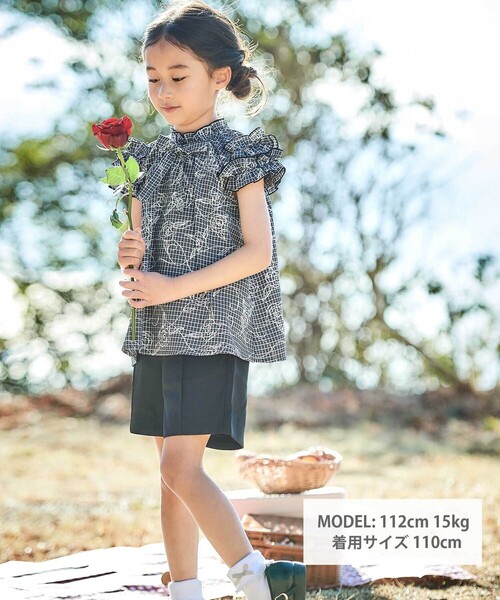 BeBe（ベベ）の「【お揃い】先染めチェックローズプリントフリルブラウス(90~160cm)（シャツ/ブラウス・キッズ・ブラック系その他・120cm/130cm/110cm/140cm/150cm）」の2枚目の写真
