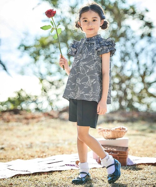 BeBe（ベベ）の「【お揃い】先染めチェックローズプリントフリルブラウス(90~160cm)（シャツ/ブラウス・キッズ・ブラック系その他・120cm/130cm/110cm/140cm/150cm）」の3枚目の写真