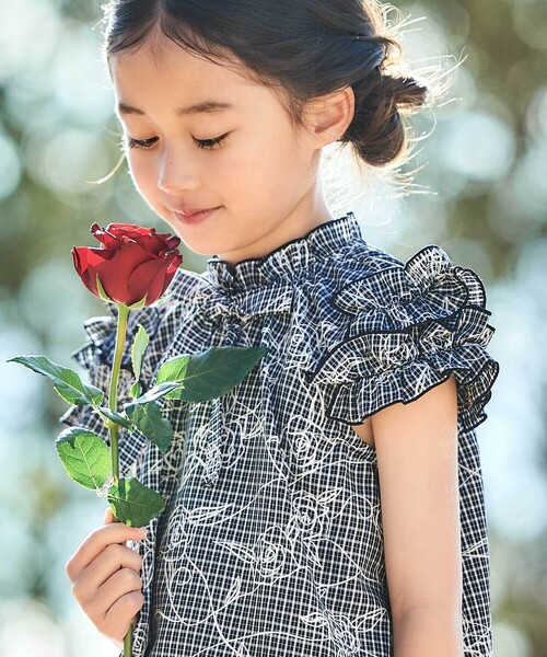 BeBe（ベベ）の「【お揃い】先染めチェックローズプリントフリルブラウス(90~160cm)（シャツ/ブラウス・キッズ・ブラック系その他・120cm/130cm/110cm/140cm/150cm）」の4枚目の写真