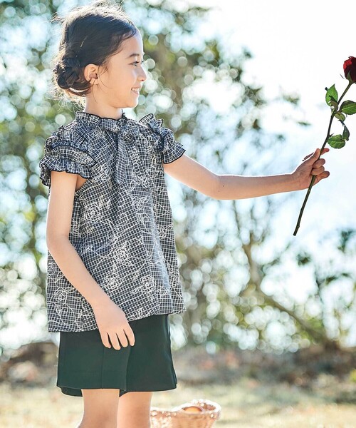 BeBe（ベベ）の「【お揃い】先染めチェックローズプリントフリルブラウス(90~160cm)（シャツ/ブラウス・キッズ・ブラック系その他・120cm/130cm/110cm/140cm/150cm）」の5枚目の写真