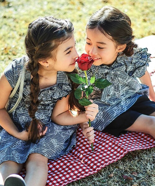 BeBe（ベベ）の「【お揃い】先染めチェックローズプリントフリルブラウス(90~160cm)（シャツ/ブラウス・キッズ・ブラック系その他・120cm/130cm/110cm/140cm/150cm）」の6枚目の写真