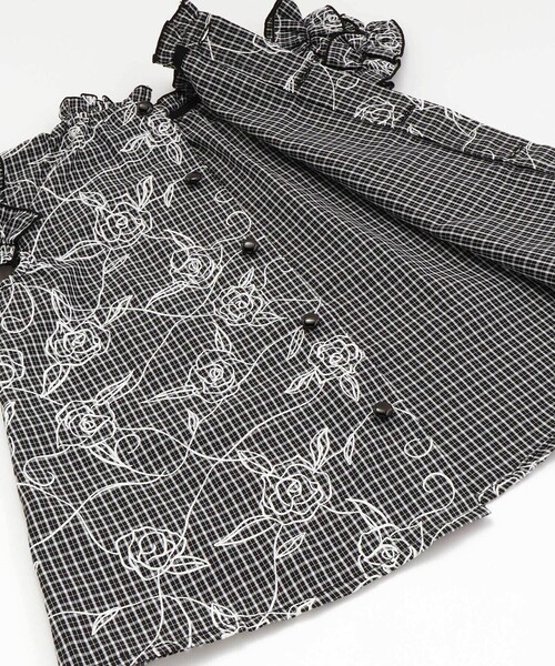 BeBe（ベベ）の「【お揃い】先染めチェックローズプリントフリルブラウス(90~160cm)（シャツ/ブラウス・キッズ・ブラック系その他・120cm/130cm/110cm/140cm/150cm）」の16枚目の写真