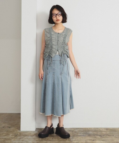 Ray BEAMS（レイビームス）の「デニム タック ミディアム スカート（デニムスカート・レディース・グレー/ブルー・0/1）」の13枚目の写真