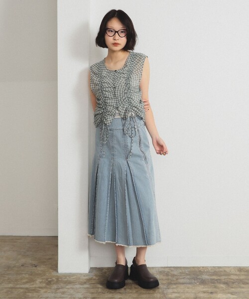 Ray BEAMS（レイビームス）の「デニム タック ミディアム スカート（デニムスカート・レディース・グレー/ブルー・0/1）」の14枚目の写真