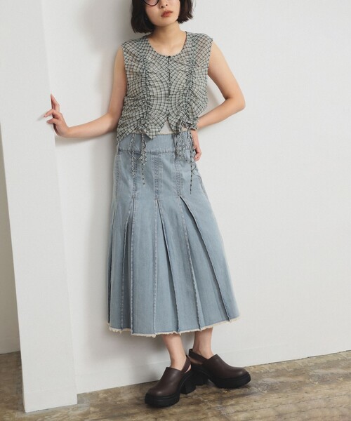 Ray BEAMS（レイビームス）の「デニム タック ミディアム スカート（デニムスカート・レディース・グレー/ブルー・0/1）」の16枚目の写真