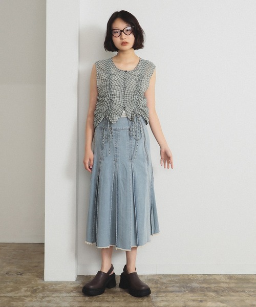 Ray BEAMS（レイビームス）の「デニム タック ミディアム スカート（デニムスカート・レディース・グレー/ブルー・0/1）」の5枚目の写真