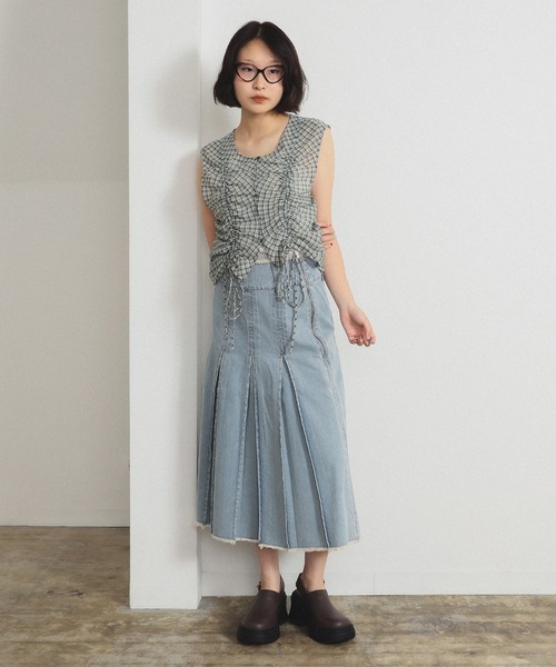 Ray BEAMS（レイビームス）の「デニム タック ミディアム スカート（デニムスカート・レディース・グレー/ブルー・0/1）」の6枚目の写真