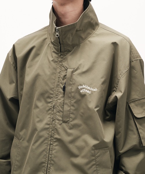 Adoon plain（アドーンプレーン）の「STAND NECK WAVE LOGO BLOUSON / スタンドネックウェーブロゴブルゾン（ブルゾン・メンズ・ライトベージュ/ネイビー/カーキ/ブラック・LARGE/MEDIUM）」の7枚目の写真