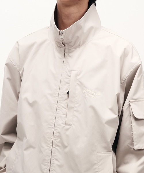 Adoon plain（アドーンプレーン）の「STAND NECK WAVE LOGO BLOUSON / スタンドネックウェーブロゴブルゾン（ブルゾン・メンズ・ライトベージュ/ネイビー/カーキ/ブラック・LARGE/MEDIUM）」の8枚目の写真