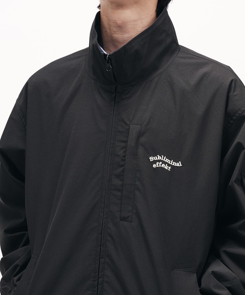 Adoon plain（アドーンプレーン）の「STAND NECK WAVE LOGO BLOUSON / スタンドネックウェーブロゴブルゾン（ブルゾン・メンズ・ライトベージュ/ネイビー/カーキ/ブラック・LARGE/MEDIUM）」の5枚目の写真