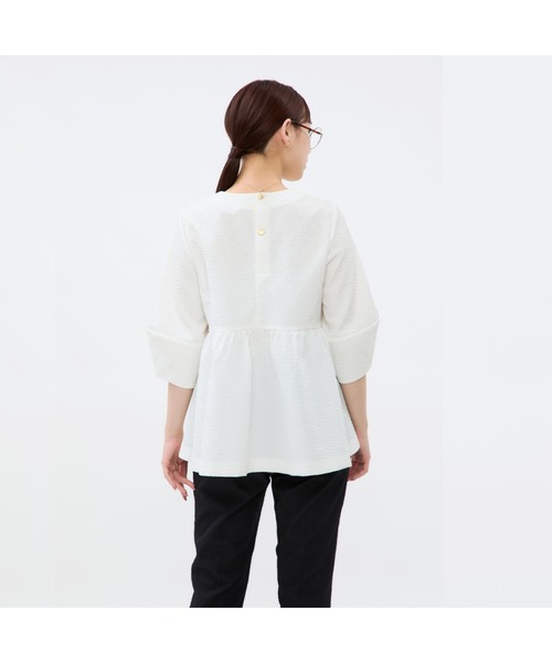 AOYAMA(アオヤマ)の「【UVカット・花粉対策】二の腕カバー!ふくれジャガード風ペプラムブラウス/ホワイト/ブラック|通勤&オフィス&入卒&セレモニー&オケージョン|自宅で洗える・撥水加工・セットアップ着用可|(シャツ/ブラウス・レディース・ブラック/ホワイト・M)」の21枚目の写真