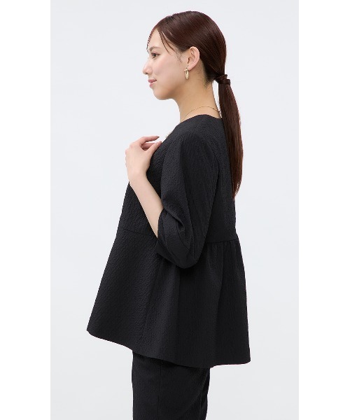 AOYAMA(アオヤマ)の「【UVカット・花粉対策】二の腕カバー!ふくれジャガード風ペプラムブラウス/ホワイト/ブラック|通勤&オフィス&入卒&セレモニー&オケージョン|自宅で洗える・撥水加工・セットアップ着用可|(シャツ/ブラウス・レディース・ブラック/ホワイト・M)」の9枚目の写真