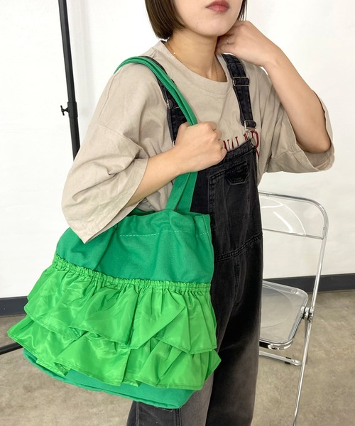 CRB(シーアールビー)の「フリルトートバッグ(トートバッグ・レディース・ブラック/グリーン/オフホワイト・F)」の1枚目の写真