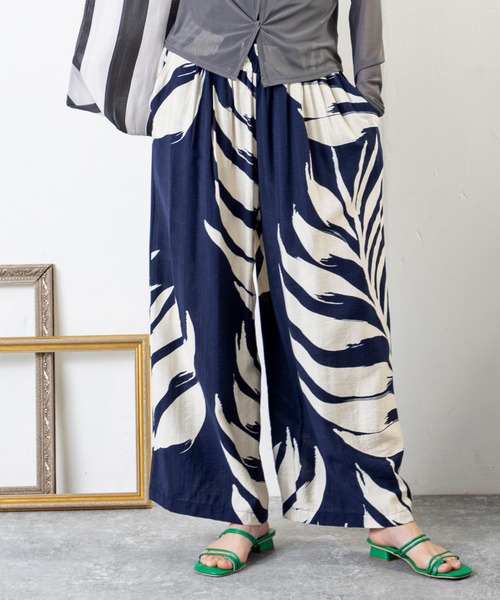 MILLION CARATS(ミリオンカラッツ)の「涼しさも華やかさもひとり占め。ゆるシルエットが叶える、大人のボタニカルエフォートレスパンツ(その他パンツ・レディース・ネイビー/グリーン/ブラック・FREE)」の3枚目の写真