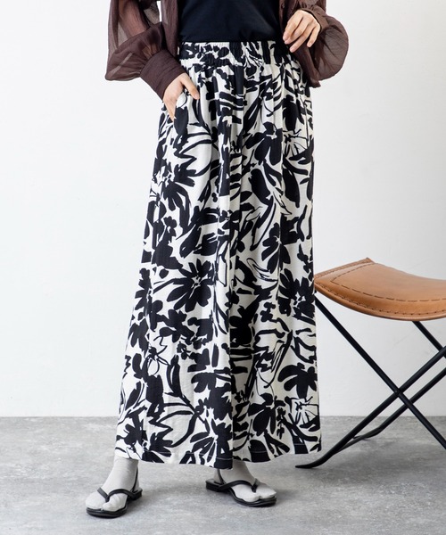 MILLION CARATS(ミリオンカラッツ)の「涼しさも華やかさもひとり占め。ゆるシルエットが叶える、大人のボタニカルエフォートレスパンツ(その他パンツ・レディース・ネイビー/グリーン/ブラック・FREE)」の1枚目の写真
