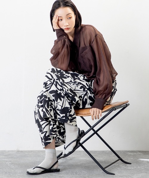 MILLION CARATS(ミリオンカラッツ)の「涼しさも華やかさもひとり占め。ゆるシルエットが叶える、大人のボタニカルエフォートレスパンツ(その他パンツ・レディース・ネイビー/グリーン/ブラック・FREE)」の6枚目の写真