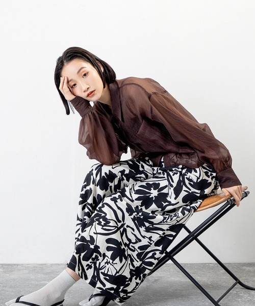 MILLION CARATS(ミリオンカラッツ)の「涼しさも華やかさもひとり占め。ゆるシルエットが叶える、大人のボタニカルエフォートレスパンツ(その他パンツ・レディース・ネイビー/グリーン/ブラック・FREE)」の7枚目の写真