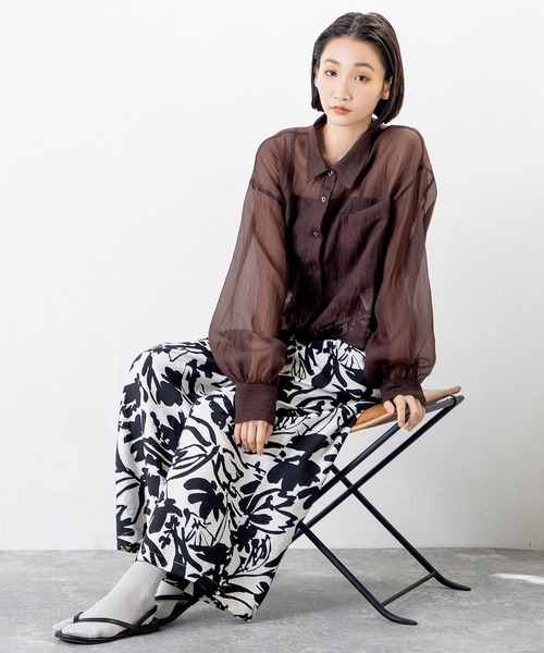 MILLION CARATS(ミリオンカラッツ)の「涼しさも華やかさもひとり占め。ゆるシルエットが叶える、大人のボタニカルエフォートレスパンツ(その他パンツ・レディース・ネイビー/グリーン/ブラック・FREE)」の8枚目の写真