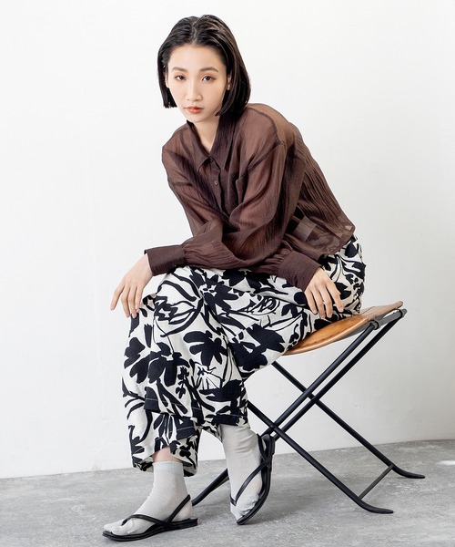 MILLION CARATS(ミリオンカラッツ)の「涼しさも華やかさもひとり占め。ゆるシルエットが叶える、大人のボタニカルエフォートレスパンツ(その他パンツ・レディース・ネイビー/グリーン/ブラック・FREE)」の9枚目の写真