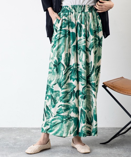 MILLION CARATS(ミリオンカラッツ)の「涼しさも華やかさもひとり占め。ゆるシルエットが叶える、大人のボタニカルエフォートレスパンツ(その他パンツ・レディース・ネイビー/グリーン/ブラック・FREE)」の11枚目の写真