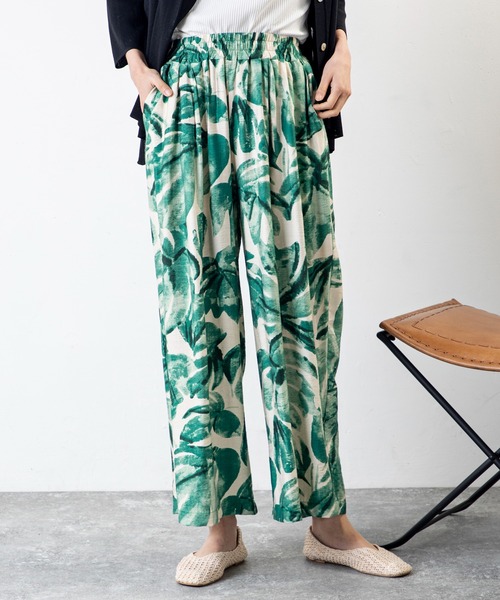 MILLION CARATS(ミリオンカラッツ)の「涼しさも華やかさもひとり占め。ゆるシルエットが叶える、大人のボタニカルエフォートレスパンツ(その他パンツ・レディース・ネイビー/グリーン/ブラック・FREE)」の12枚目の写真