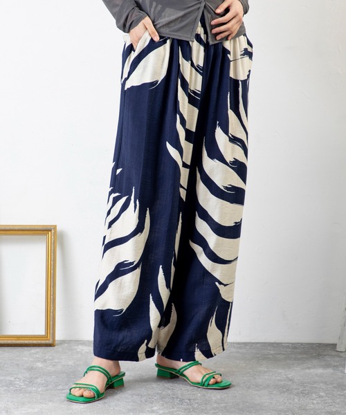 MILLION CARATS(ミリオンカラッツ)の「涼しさも華やかさもひとり占め。ゆるシルエットが叶える、大人のボタニカルエフォートレスパンツ(その他パンツ・レディース・ネイビー/グリーン/ブラック・FREE)」の15枚目の写真