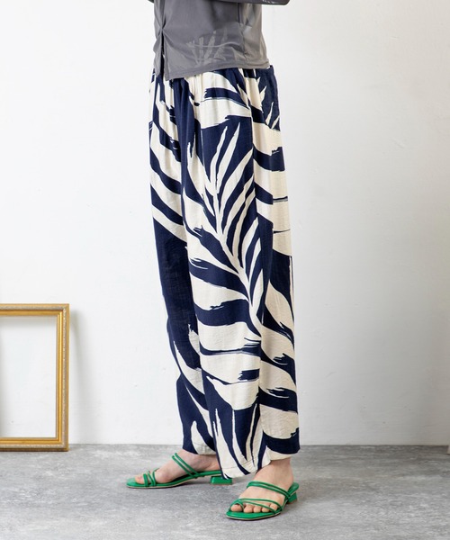 MILLION CARATS(ミリオンカラッツ)の「涼しさも華やかさもひとり占め。ゆるシルエットが叶える、大人のボタニカルエフォートレスパンツ(その他パンツ・レディース・ネイビー/グリーン/ブラック・FREE)」の16枚目の写真