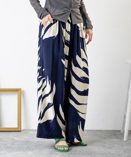 MILLION CARATS(ミリオンカラッツ)の「涼しさも華やかさもひとり占め。ゆるシルエットが叶える、大人のボタニカルエフォートレスパンツ(その他パンツ・レディース・ネイビー/グリーン/ブラック・FREE)」の17枚目の写真